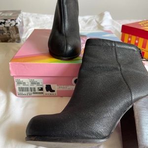 Jeffrey Campbell leather ankle booties. Size:9